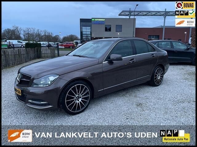 Bruin, metallic lak Gebruikt 2013 Mercedes C200 Avantgarde Sedan | € 14.350 (Eerlijke prijs) - Afbeelding 1/4