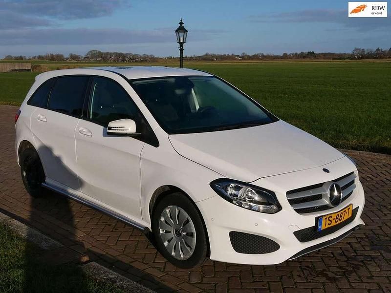 Wit Gebruikt 2018 Mercedes B220 MPV | € 7.299 (Eerlijke prijs) - Afbeelding 1/3