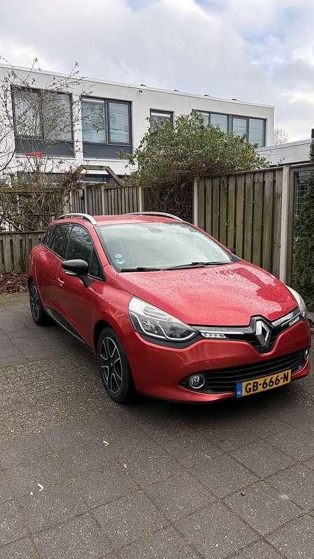 Rood Occasion 2015 Renault Clio GrandTour Dynamique Stationwagen | € 7.000 (Iets duurder) - Afbeelding 1/4