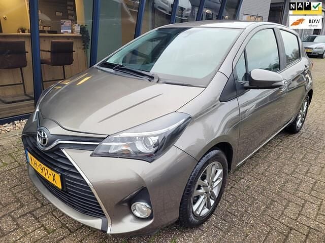 Grijs (metallic) Gebruikt 2016 Toyota Yaris Trend Hatchback | € 11.945 (Eerlijke prijs) - Afbeelding 1/4