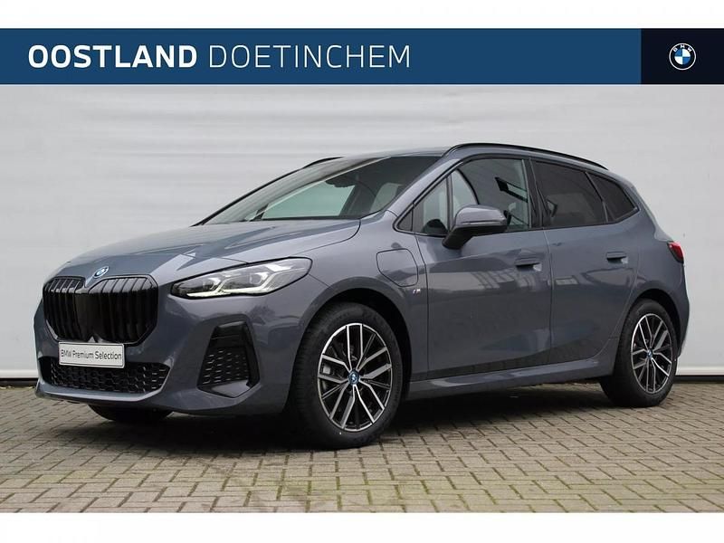 Sparkling coppergrau (grijs metallic) Gebruikt 2025 BMW 225 Active Tourer Comfort Edition MPV | € 54.450 - Afbeelding 1/3