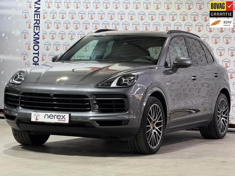 Grijs Gebruikt 2022 Porsche Cayenne Platinum Edition SUV | € 82.945 (Eerlijke prijs) - Afbeelding 1/4