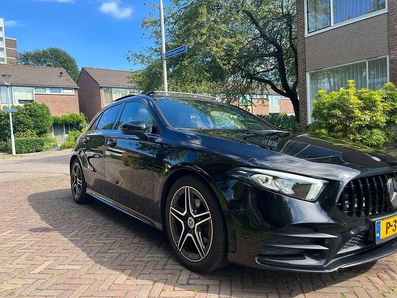 Occasion Mercedes A180 AMG line 136 PK (100 kW) 2020 Zwart Hatchback