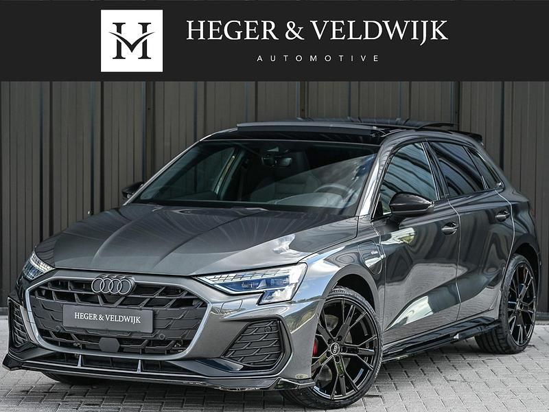 Grijs Nieuw 2025 Audi A3 Sportback e-tron Competition Sedan | € 54.750 (Eerlijke prijs) - Afbeelding 1/4