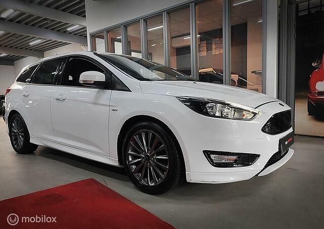Zwart Gebruikt 2017 Ford Focus ST-Line Stationwagen | € 8.950 (Eerlijke prijs) - Afbeelding 1/4