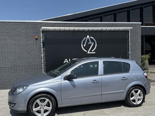 Grijs Gebruikt 2005 Opel Astra Enjoy Hatchback | € 2.999 (Iets duurder) - Afbeelding 1/4
