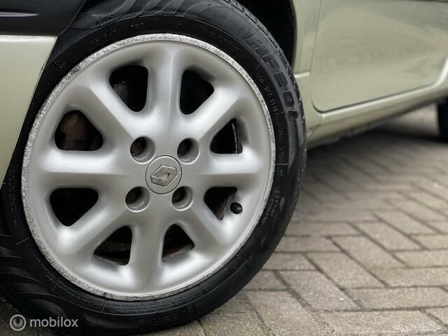 Occasion Renault Twingo Initiale 58 PK (42 kW) 2000 Geel Hatchback