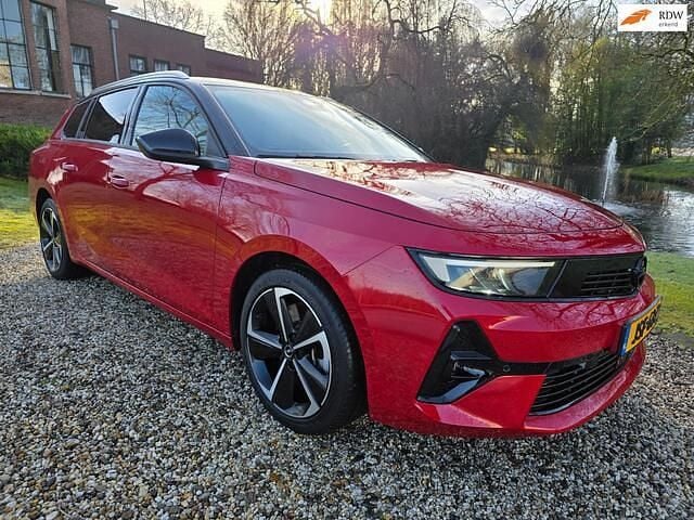 Rood (metallic) Occasion 2024 Opel Astra GS Line Stationwagen | € 23.999 (Super prijs) - Afbeelding 1/4