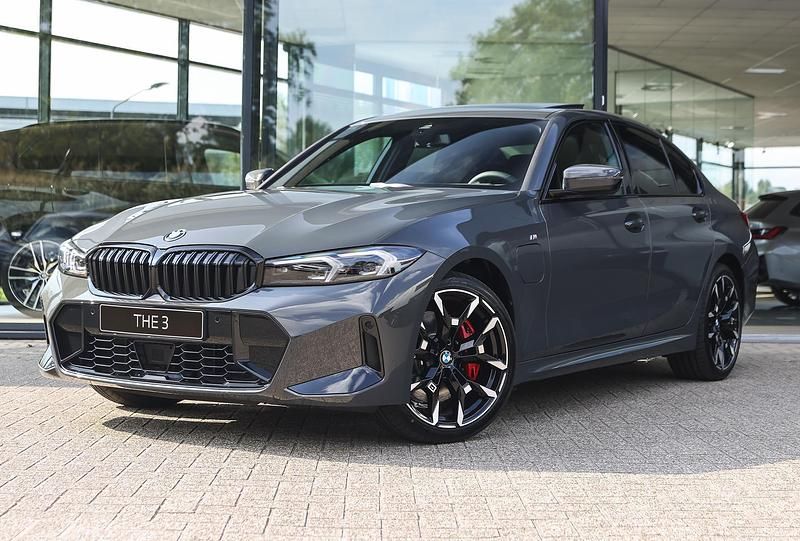 Grijs Nieuw 2025 BMW 330e Comfort Edition Sedan | € 71.026 (Eerlijke prijs) - Afbeelding 1/4