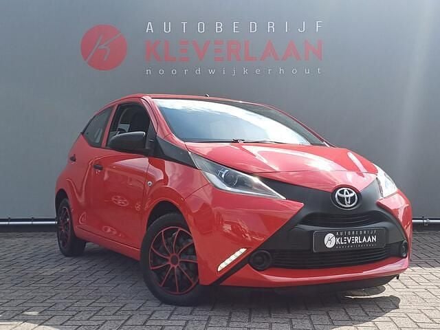 Rood Gebruikt 2017 Toyota Aygo Hatchback | € 7.950 (Eerlijke prijs) - Afbeelding 1/4