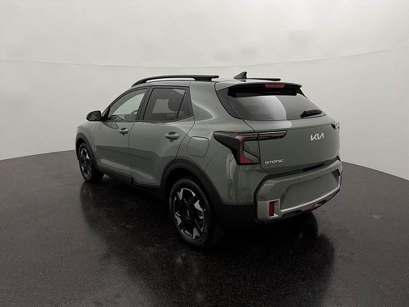 Nieuw Kia Stonic 2026 Adventurous green (groen metallic) SUV