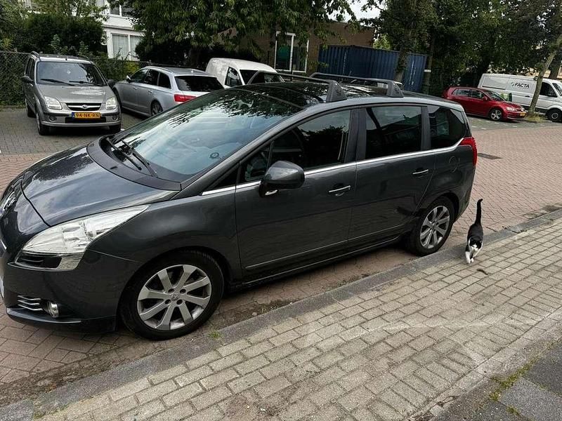 Grijs Gebruikt 2010 Peugeot 5008 MPV | € 2.500 (Goede deal) - Afbeelding 1/4