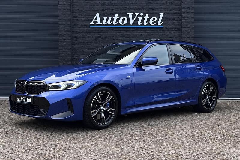 Blauw Gebruikt 2024 BMW 330e M Sport Stationwagen | € 49.445 (Goede deal) - Afbeelding 1/4