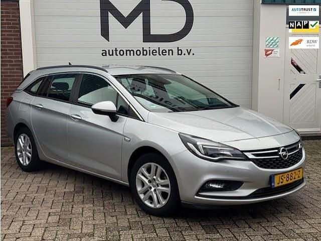 Grijs (metallic) Gebruikt 2016 Opel Astra Edition Stationwagen | € 7.750 (Eerlijke prijs) - Afbeelding 1/4