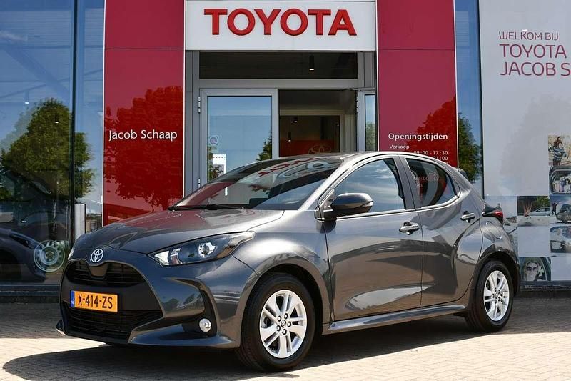 Grijs Gebruikt 2024 Toyota Yaris Hybrid Active Hatchback | € 22.899 (Eerlijke prijs) - Afbeelding 1/4