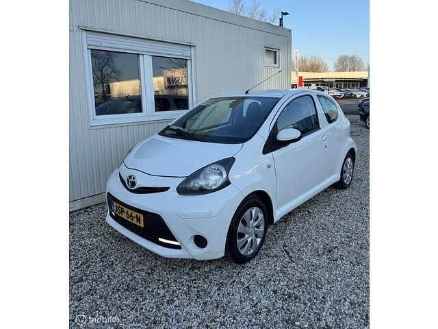 Wit Gebruikt 2013 Toyota Aygo Hatchback | € 2.950 (Goede deal) - Afbeelding 1/4