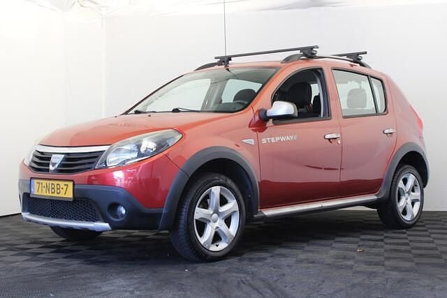 Rood Gebruikt 2010 Dacia Sandero Stepway Hatchback | € 3.999 (Eerlijke prijs) - Afbeelding 1/4