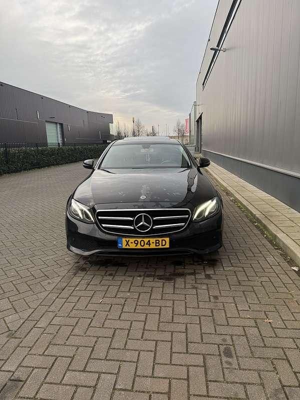 Zwart Occasion 2019 Mercedes E200 Premium Plus Sedan | € 31.750 (Eerlijke prijs) - Afbeelding 1/4