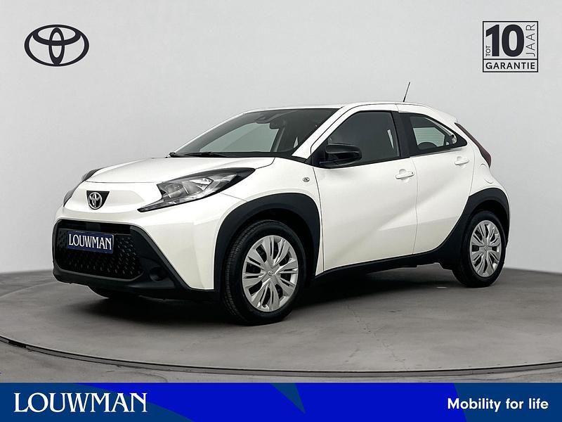 Wit Gebruikt 2024 Toyota Aygo X Play SUV | € 19.945 - Afbeelding 1/3