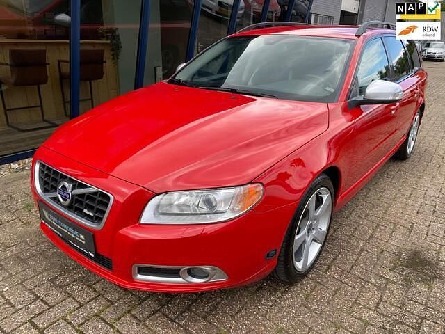 Rood Gebruikt 2011 Volvo V70 R-Design Stationwagen | € 14.945 (Eerlijke prijs) - Afbeelding 1/4