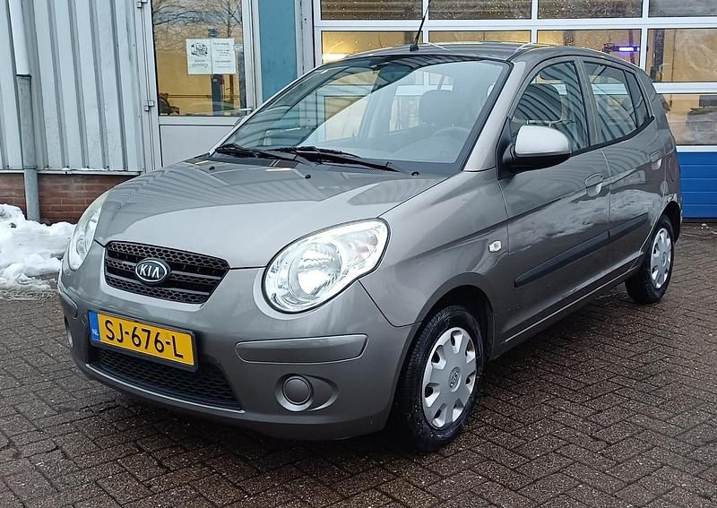 Grijs (metallic) Occasion 2009 Kia Picanto Hatchback | € 1.999 (Eerlijke prijs) - Afbeelding 1/4