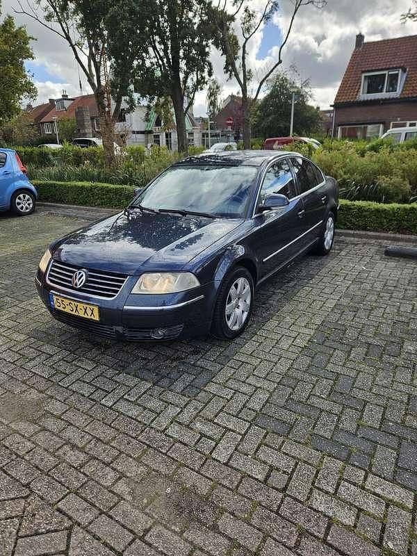 Gebruikt 2004 VW Passat Highline Sedan | € 3.250 - Afbeelding 1/4