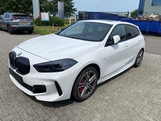 Wit Gebruikt 2023 BMW 120 Hatchback | € 36.950 (Iets duurder) - Afbeelding 1/2