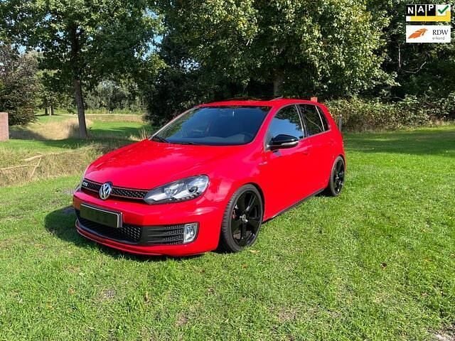 Rood Gebruikt 2010 VW Golf VI Edition Hatchback | € 11.795 (Iets duurder) - Afbeelding 1/4