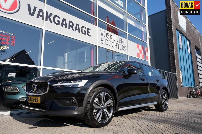 Zwart Gebruikt 2021 Volvo V60 CC Pro Stationwagen | € 40.450 - Afbeelding 1/4