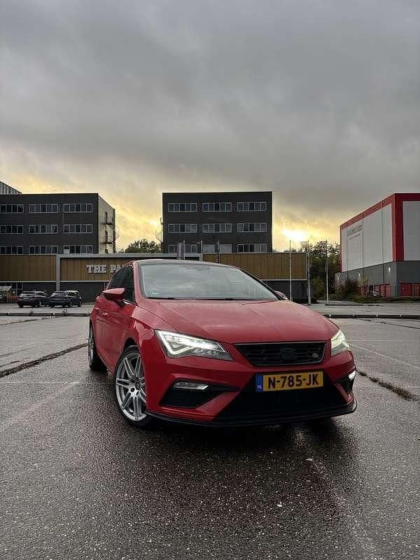 Rood Gebruikt 2017 Seat Leon FR Hatchback | € 15.895 (Eerlijke prijs) - Afbeelding 1/4