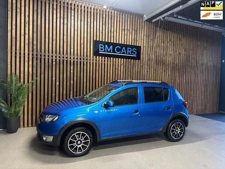 Blauw Occasion 2016 Dacia Sandero Lauréate Hatchback | € 6.795 (Eerlijke prijs) - Afbeelding 1/4