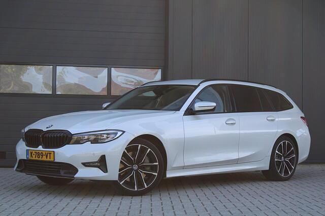Wit Gebruikt 2019 BMW 330 Executive Stationwagen | € 29.945 (Eerlijke prijs) - Afbeelding 1/4