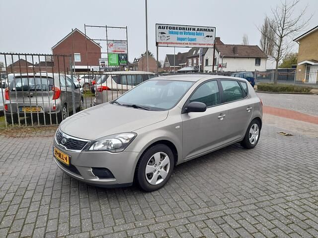 Grijs Gebruikt 2010 Kia Ceed Hatchback | € 4.295 (Eerlijke prijs) - Afbeelding 1/4