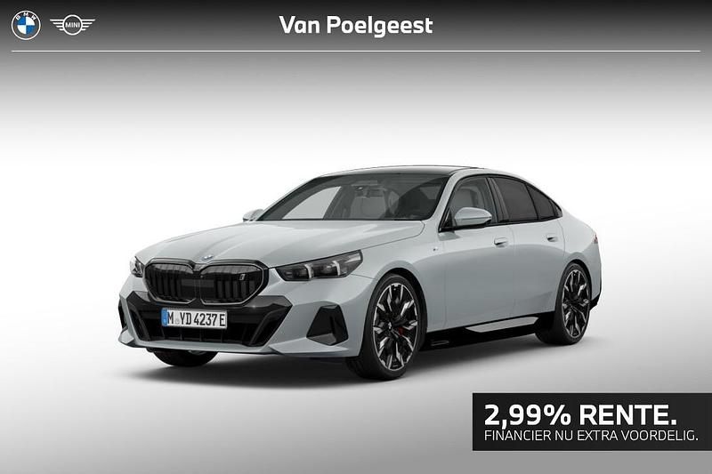 M carbonschwarz metallic (zwart metallic) Nieuw 2025 BMW i5 M Sport Sedan | € 96.284 - Afbeelding 1/4