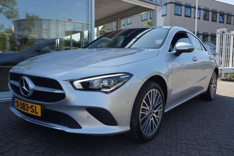 Grijs Gebruikt 2023 Mercedes CLA250e Luxury Sedan | € 34.925 (Eerlijke prijs) - Afbeelding 1/4