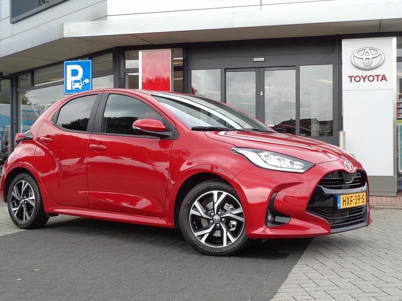 Rood Gebruikt 2024 Toyota Yaris Hybrid Limited Hatchback | € 24.950 (Eerlijke prijs) - Afbeelding 1/4