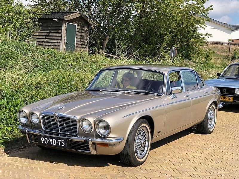 Goud Occasion 1976 Jaguar XJ12 Sedan | € 27.500 - Afbeelding 1/4