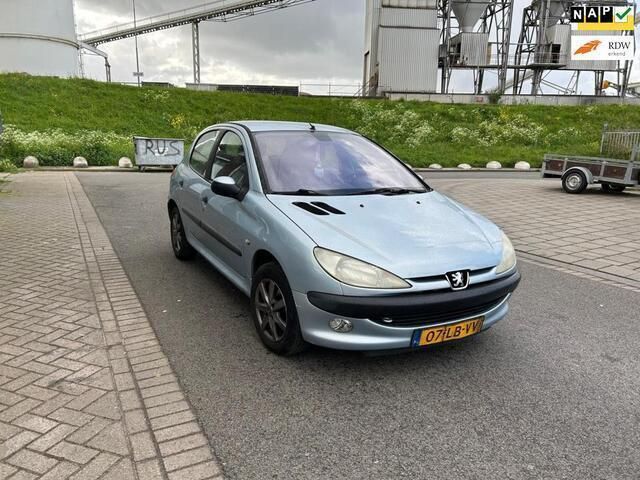 Grijs Gebruikt 2002 Peugeot 206 Hatchback | € 700 (Goede deal) - Afbeelding 1/4