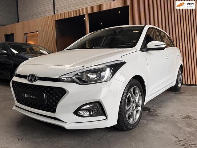 Wit (metallic) Occasion 2019 Hyundai i20 Comfort Hatchback | € 13.990 (Eerlijke prijs) - Afbeelding 1/4