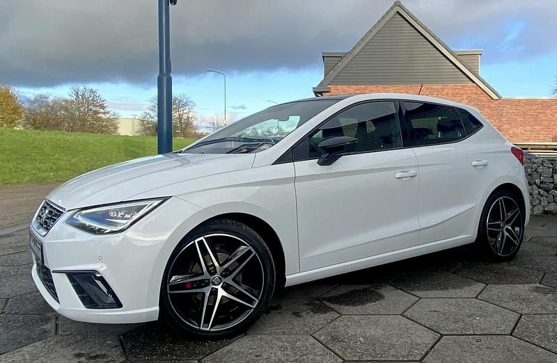 Wit Gebruikt 2019 Seat Ibiza Beats Hatchback | € 16.945 (Eerlijke prijs) - Afbeelding 1/4