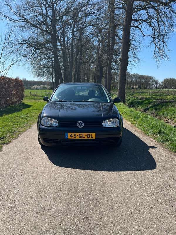 Zwart Gebruikt 2001 VW Golf IV Trendline Hatchback | € 1.899 (Eerlijke prijs) - Afbeelding 1/4