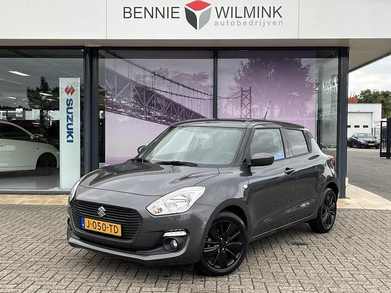 Grijs Gebruikt 2020 Suzuki Swift Hatchback | € 13.990 (Goede deal) - Afbeelding 1/4