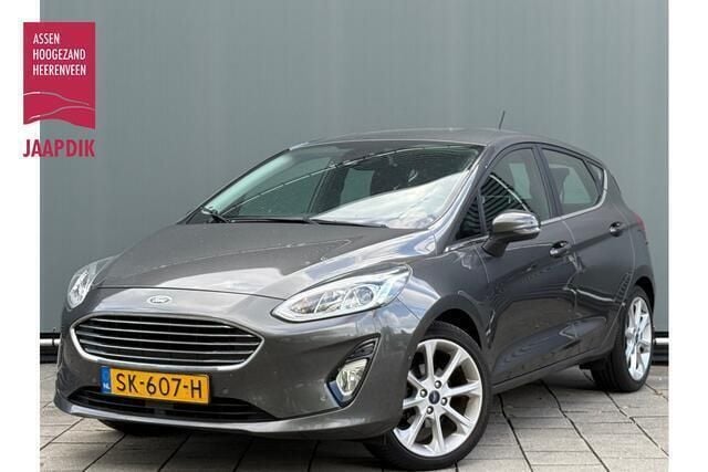 Grijs, metallic lak Gebruikt 2018 Ford Fiesta Titanium Hatchback | € 8.444 (Eerlijke prijs) - Afbeelding 1/4