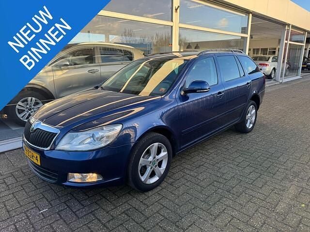 Blauw (metallic) Occasion 2012 Skoda Octavia Stationwagen | € 3.499 (Goede deal) - Afbeelding 1/4