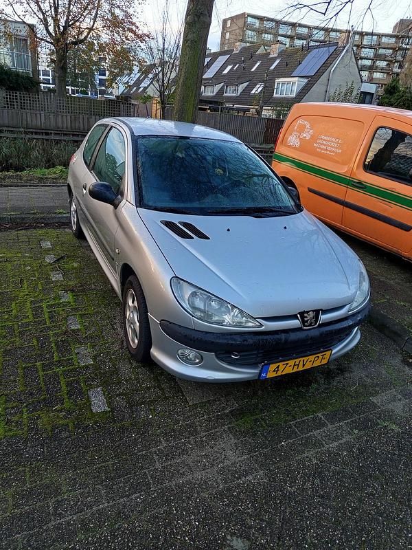 Grijs (mat) Gebruikt 2002 Peugeot 206 Hatchback | € 200 (Super prijs) - Afbeelding 1/3