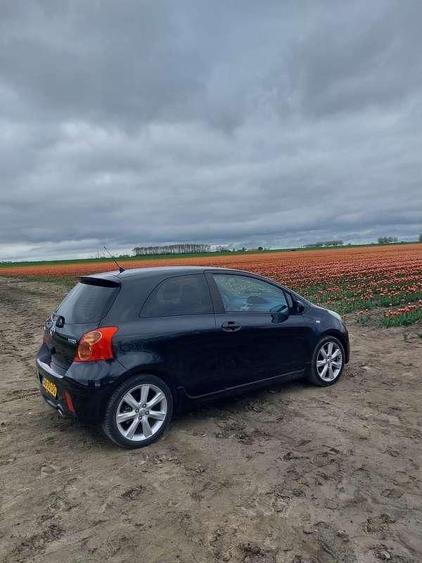 Zwart Occasion 2007 Toyota Yaris MPV | € 4.800 (Eerlijke prijs) - Afbeelding 1/4