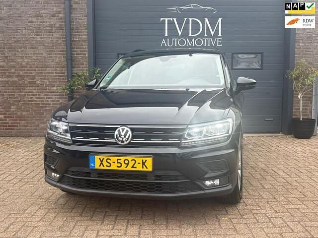 Zwart Gebruikt 2019 VW Tiguan Comfortline SUV | € 18.495 (Eerlijke prijs) - Afbeelding 1/4