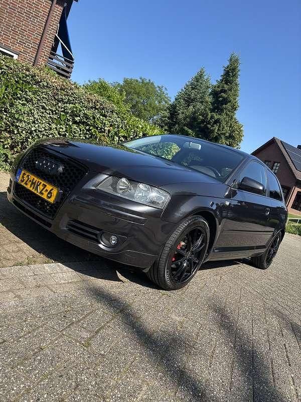 Grijs Occasion 2009 Audi A3 Hatchback | € 3.995 (Eerlijke prijs) - Afbeelding 1/4