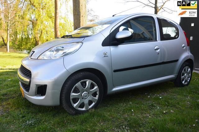 Grijs Gebruikt 2009 Peugeot 107 Hatchback | € 2.250 (Goede deal) - Afbeelding 1/4