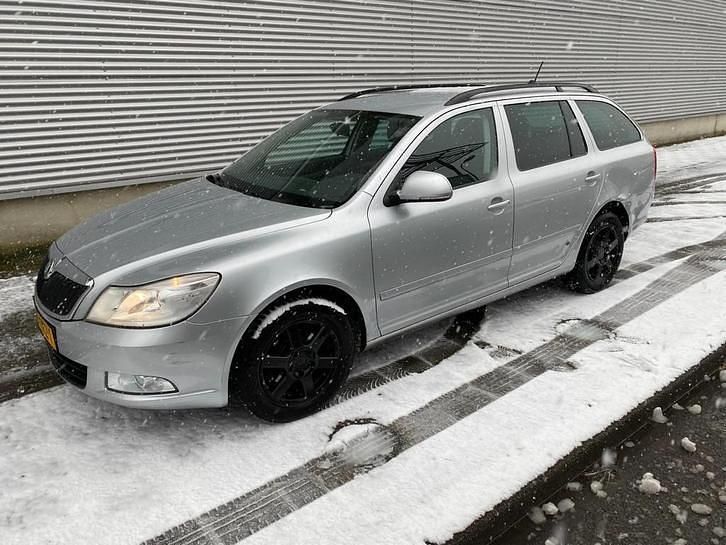 Grijs (metallic) Occasion 2011 Skoda Octavia Business Line Stationwagen | € 1.900 (Eerlijke prijs) - Afbeelding 1/4